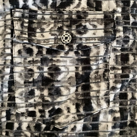 Cathy Women’s Blouse Top Size Large Stretch Black White Roll Tab Short Sleeves - Picture 3 of 7